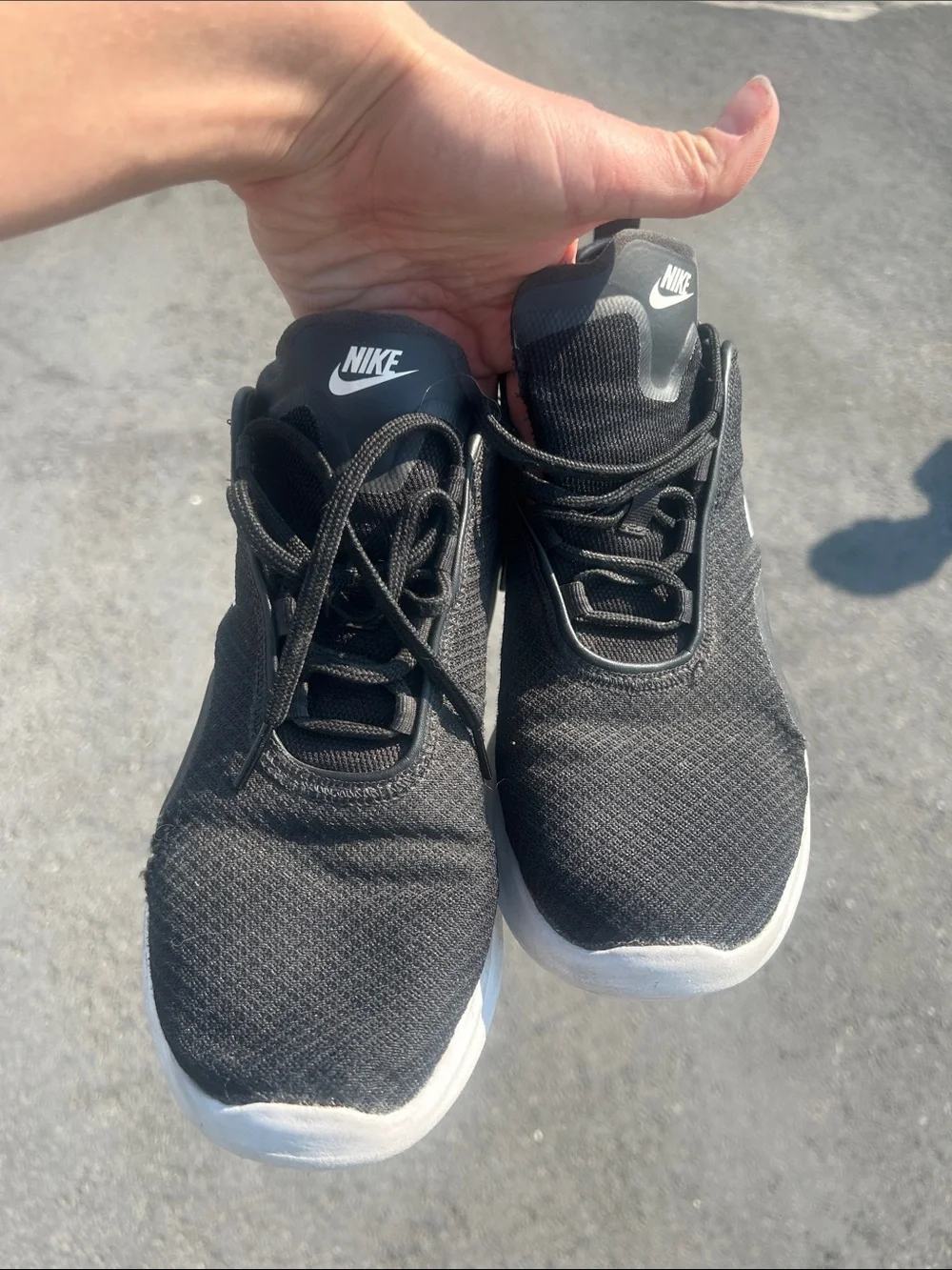 Nike Air Womensen’s Black/White Athletic Sneakers